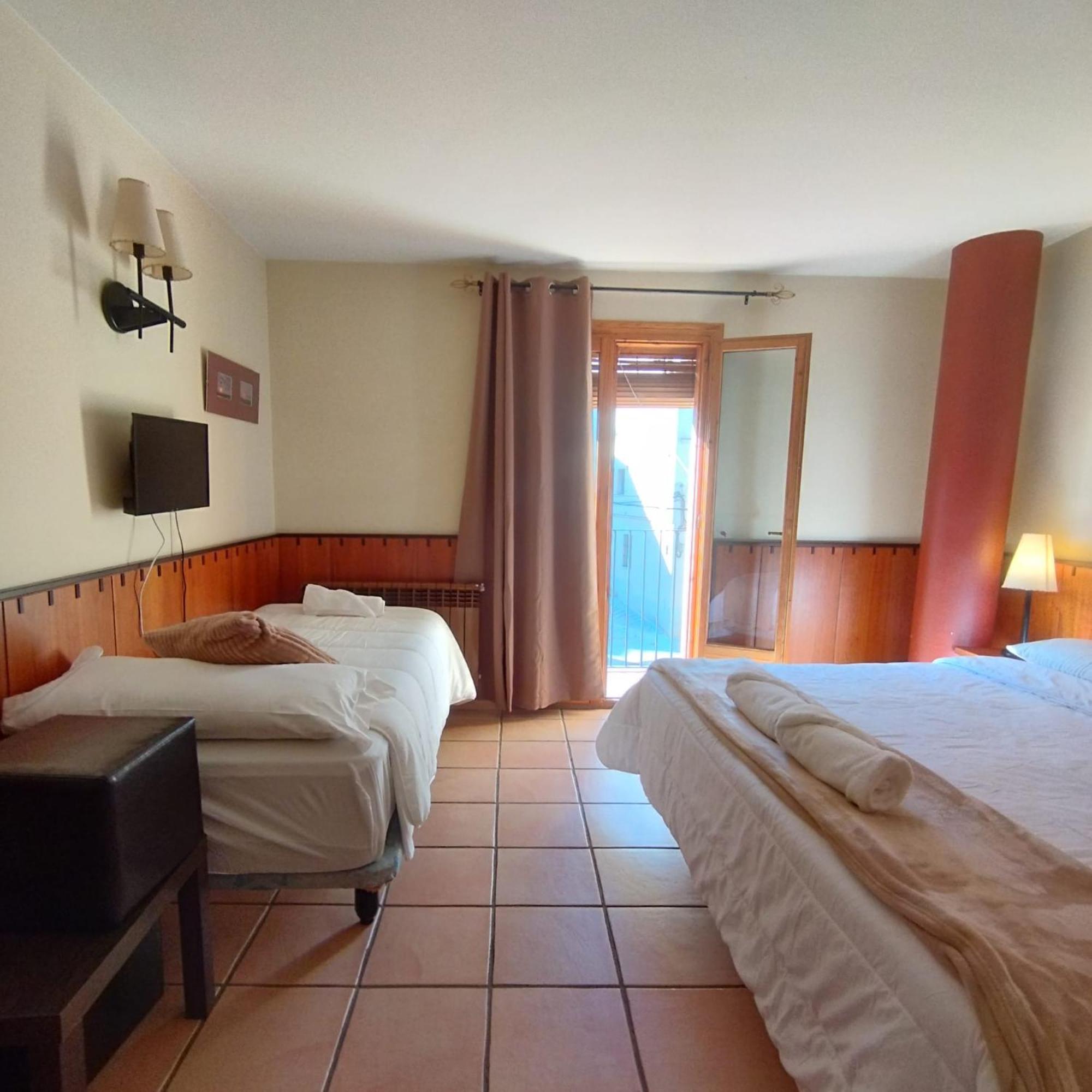Hostal Tastavins Peñarroya de Tastavins Buitenkant foto